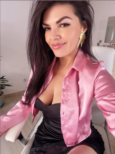 Photo of model @carlaconnorr