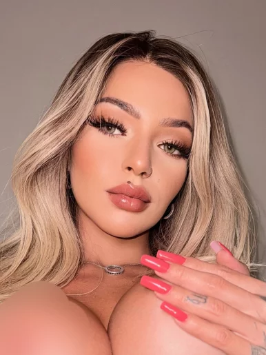 Photo of model @creamykariny