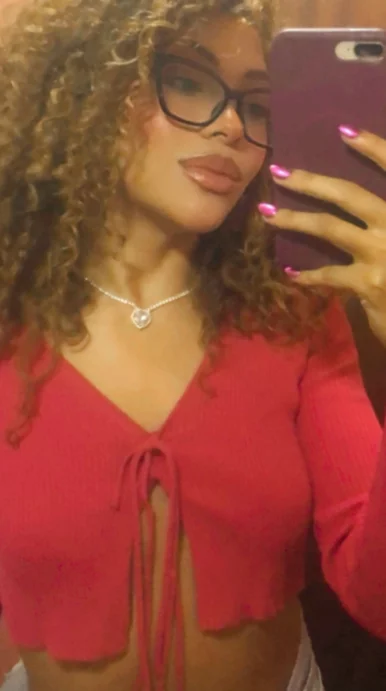 Photo of model @curlypixie