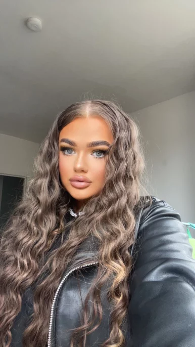 Photo of model @curvedbrunettexx