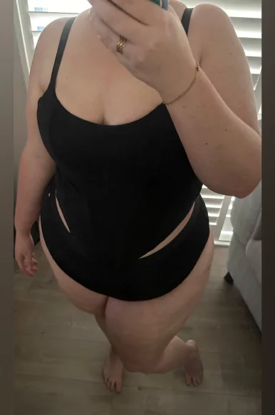 Photo of model @curvycuriousqueen