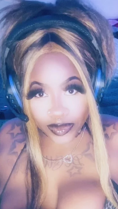 Photo of model @curvystormgoddess