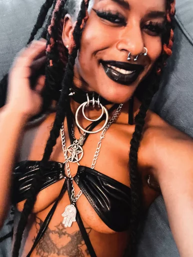 Photo of model @cxmmyvamp