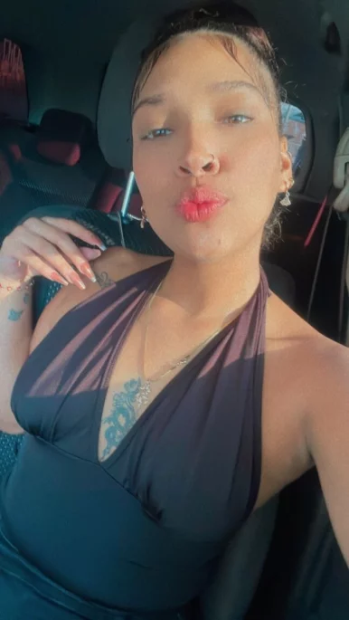 Photo of model @daniihott