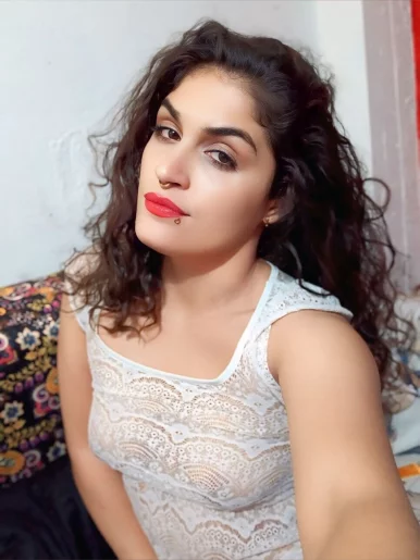 Photo of model @devisweetvelyn