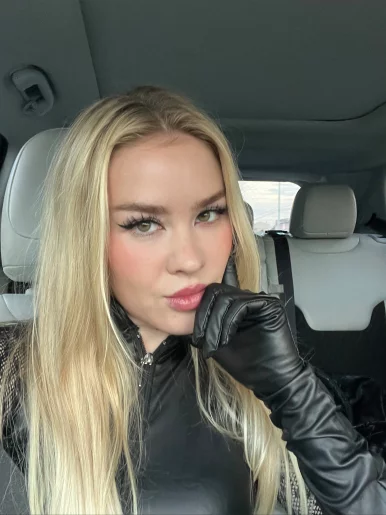 Photo of model @divine.feline