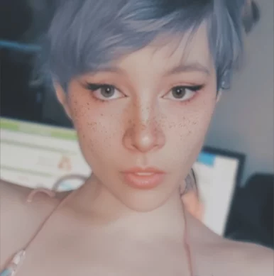 Photo of model @elfieblooms