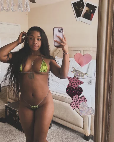 Photo of model @envysaaige