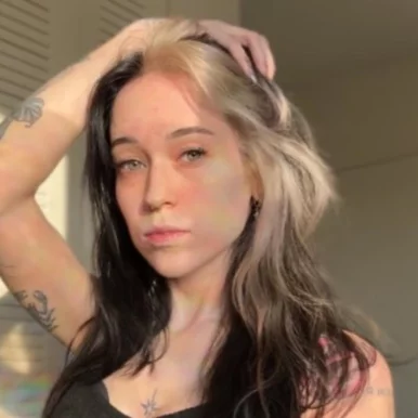 Photo of model @fablehoney