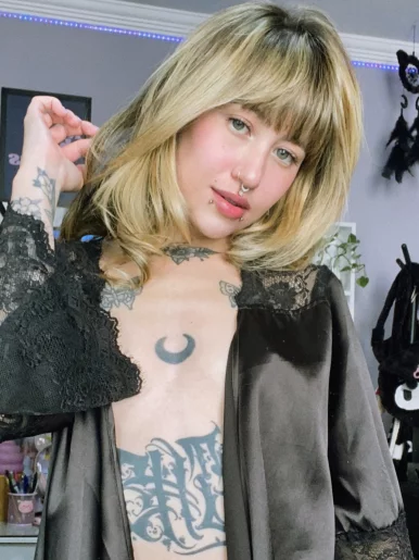 Photo of model @fellinefree