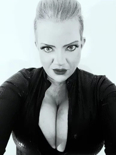Photo of model @femdomsofia
