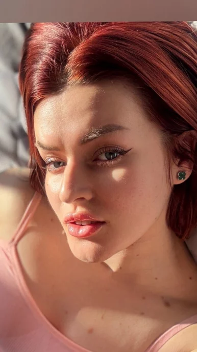 Photo of model @foxy_lily