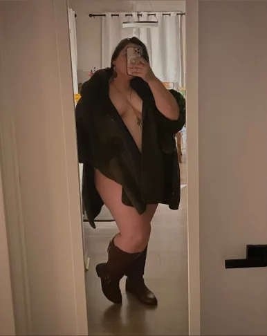 Photo of model @fullfiguredfrench