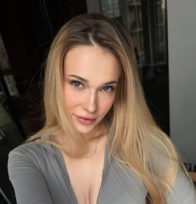 Photo of model @glowing_ashley