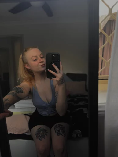 Photo of model @goddess_isolde