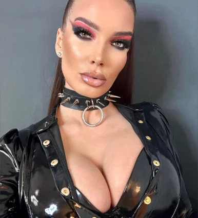 Photo of model @goddess_kara