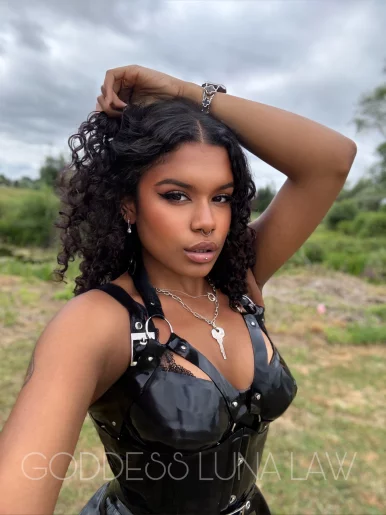 Photo of model @goddesslunalaw