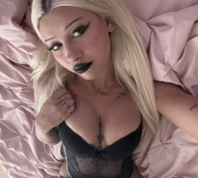 Photo of model @gothmommyalyssa