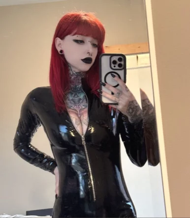 Photo of model @gothmommylilli