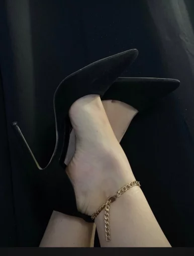 Photo of model @heelsandfeetgoddess