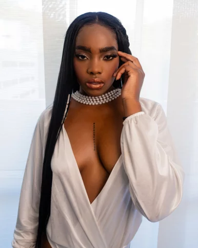 Photo of model @hellen_ebony