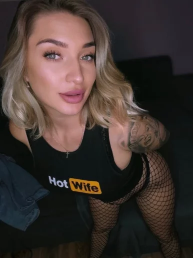 Photo of model @honeydeeworld