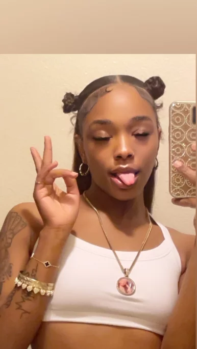 Photo of model @honeys_creamy