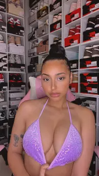 Photo of model @itsqueenn