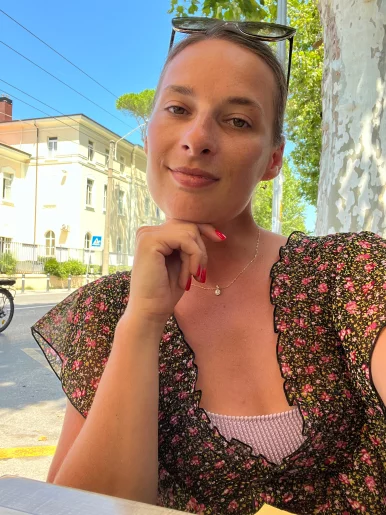 Photo of model @julia_very_hot