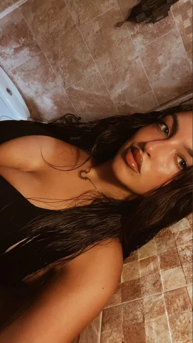 Photo of model @julietaabebyy