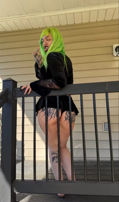 Photo of model @justsmokeandsleep