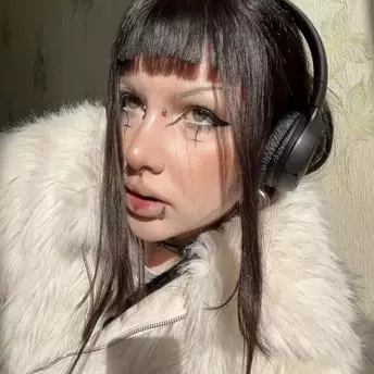 Photo of model @kiragothgirl