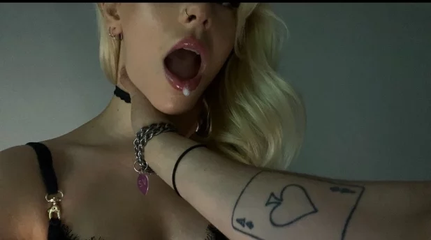 Photo of model @knifegrlfriend