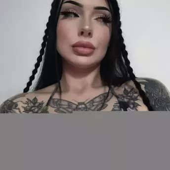 Photo of model @kxrlyxmxrie