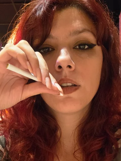 Photo of model @larasmokingboudoir