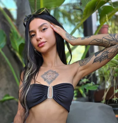 Photo of model @latinar0