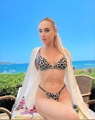 Photo of model @lillymonroe