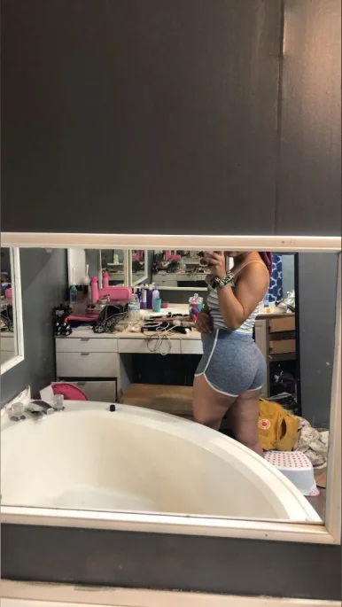 Photo of model @livylou25