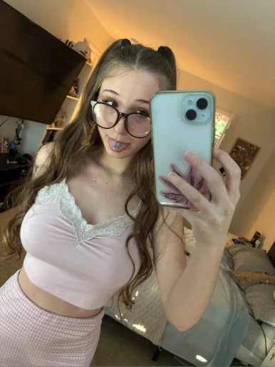 Photo of model @lustful_faerie