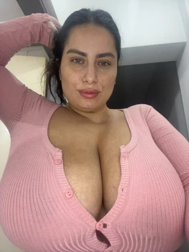 Photo of model @massiveboobsro