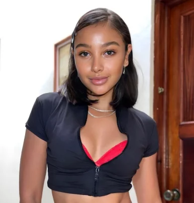 Photo of model @mayareyna