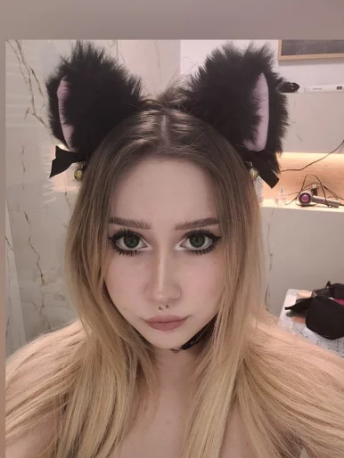 Photo of model @meowwzie