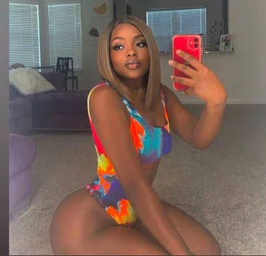 Photo of model @millisowet