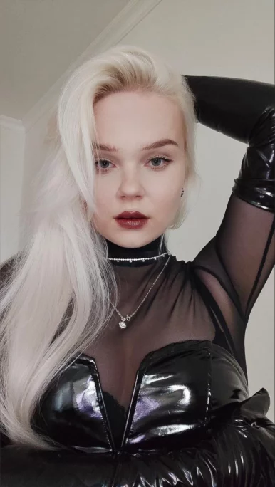 Photo of model @mistress_blond