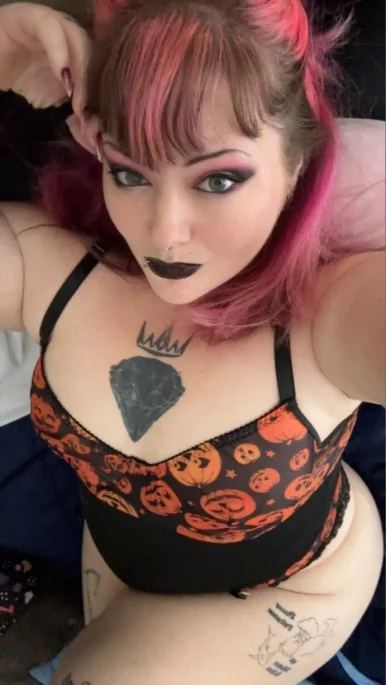 Photo of model @mistresslillyq