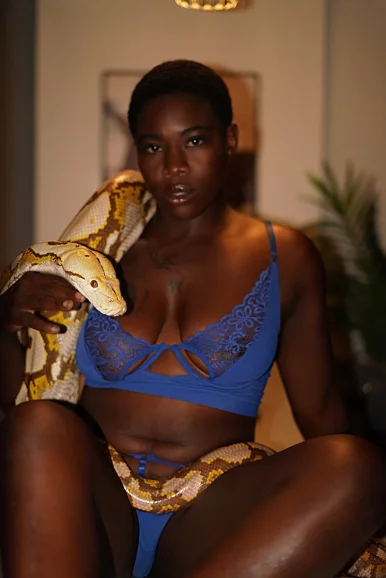 Photo of model @mistresslizabell