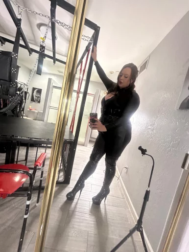 Photo of model @mistressscarletkiss