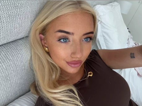 Photo of model @mollymaybrown