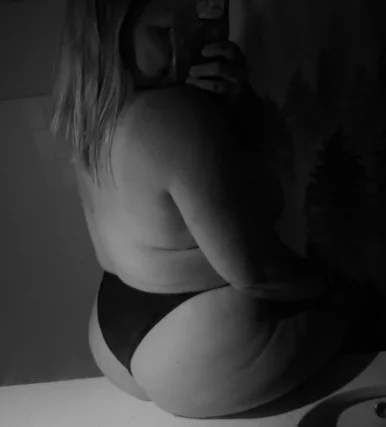 Photo of model @mommynextdoor