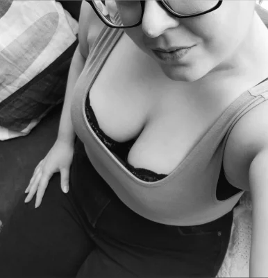 Photo of model @momnextdoorxx